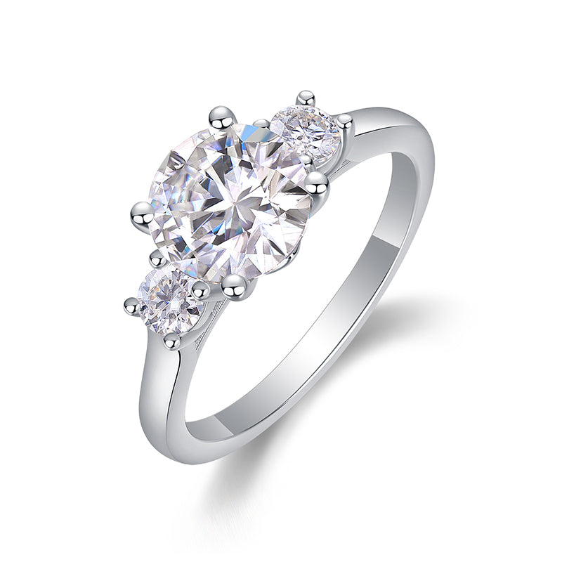 Bague de fiançailles à quatre griffes et trois pierres rondes en moissanite : symbole intemporel de l'amour éternel et de l'élégance classique