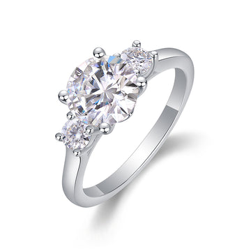 Bague de fiançailles à quatre griffes et trois pierres rondes en moissanite : symbole intemporel de l'amour éternel et de l'élégance classique