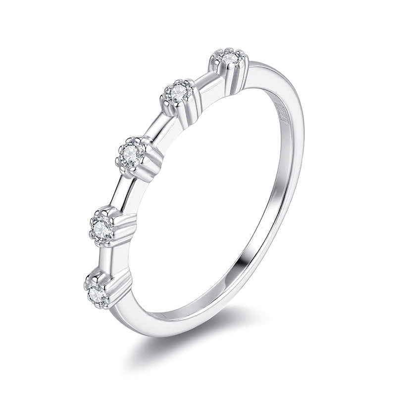 Bague en moissanite micro-pavée – Éclat luxueux, monture sécurisée, empilage délicat pour femme