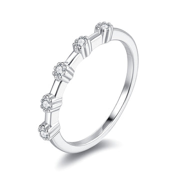 Bague en moissanite micro-pavée – Éclat luxueux, monture sécurisée, empilage délicat pour femme
