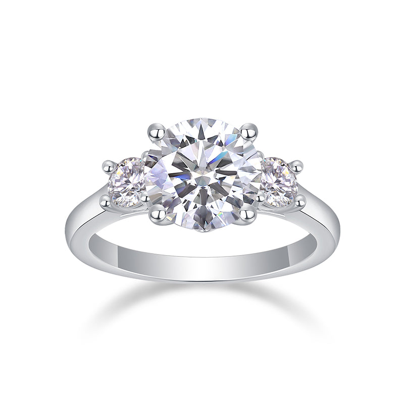 Bague de fiançailles à quatre griffes et trois pierres rondes en moissanite : symbole intemporel de l'amour éternel et de l'élégance classique